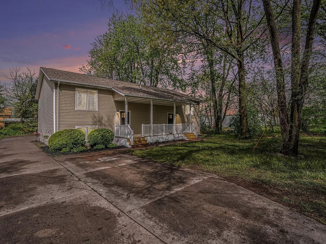 Primary Photo - 211 Maple St