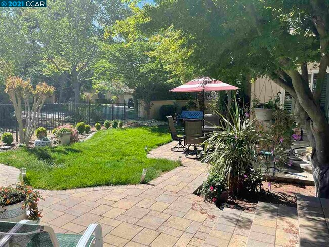 Foto del edificio - 4100 Whispering Oaks Ln