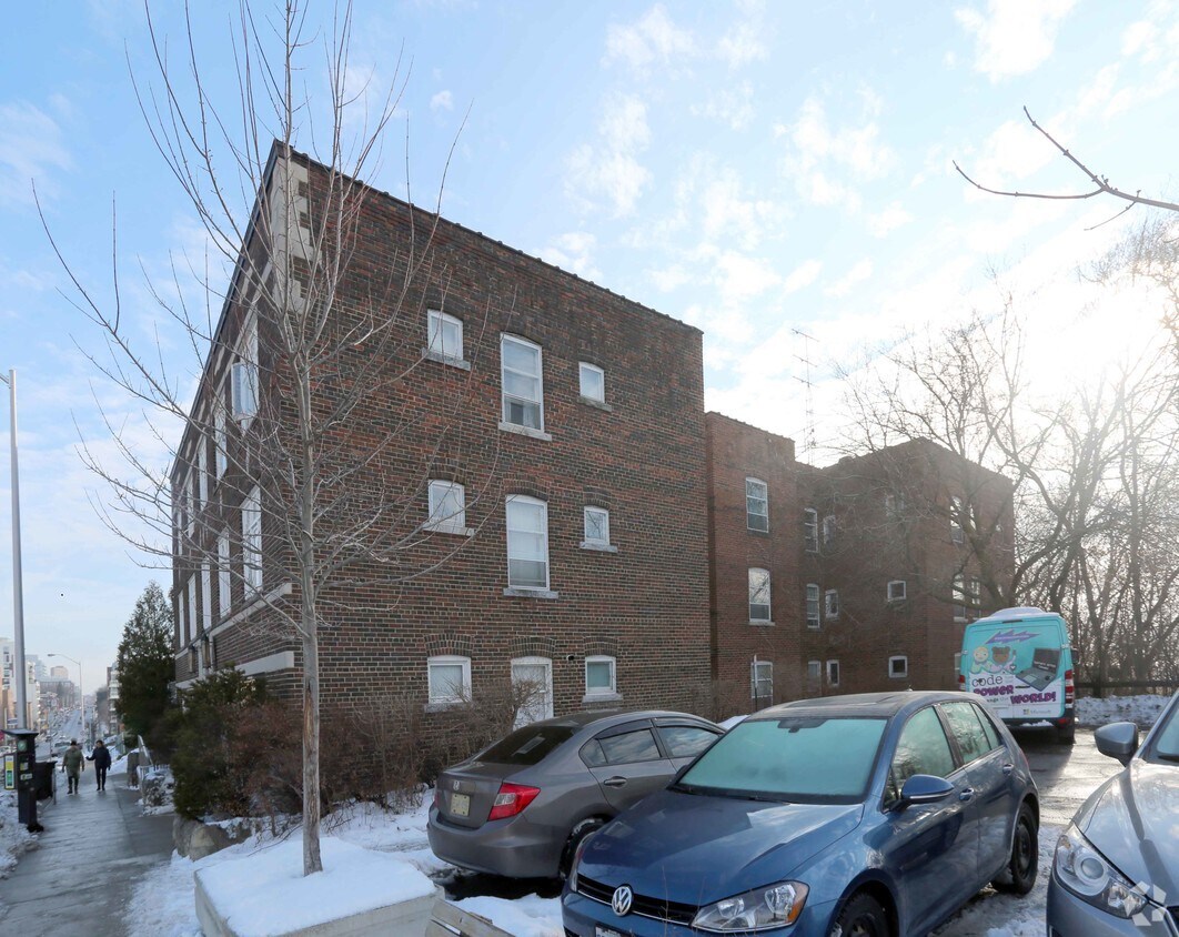 Building Photo - 2141 Bloor St W