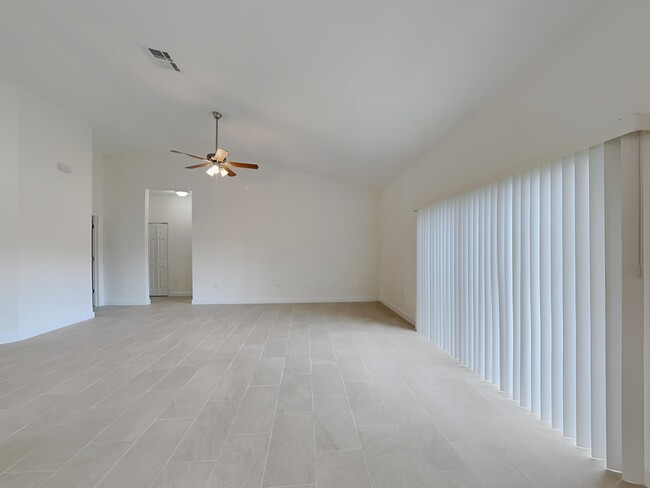 Building Photo - 614 Gazelle Dr