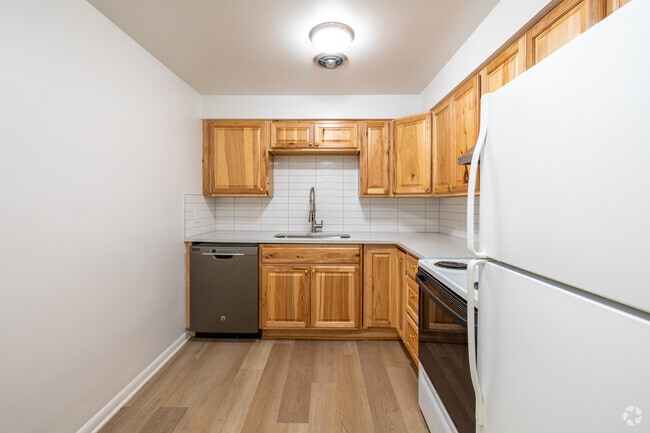 2BR, 1BA - 1,000SF - Kitchen - Parklane Apartments