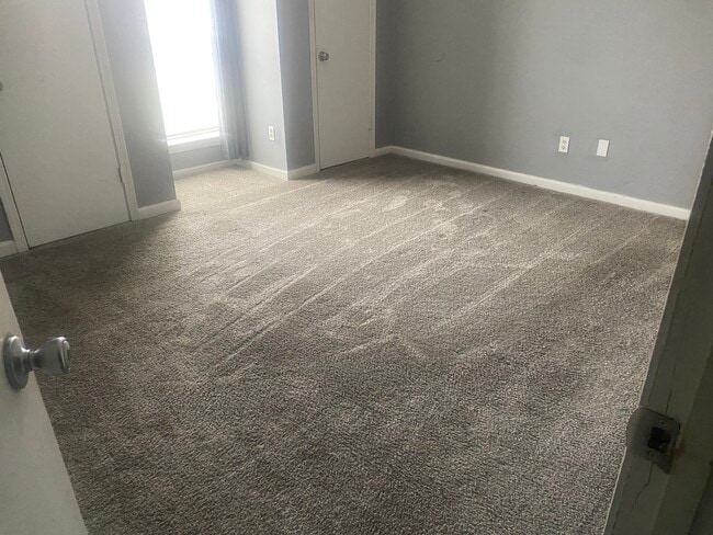 Foto del edificio - 656 N Pass Rd