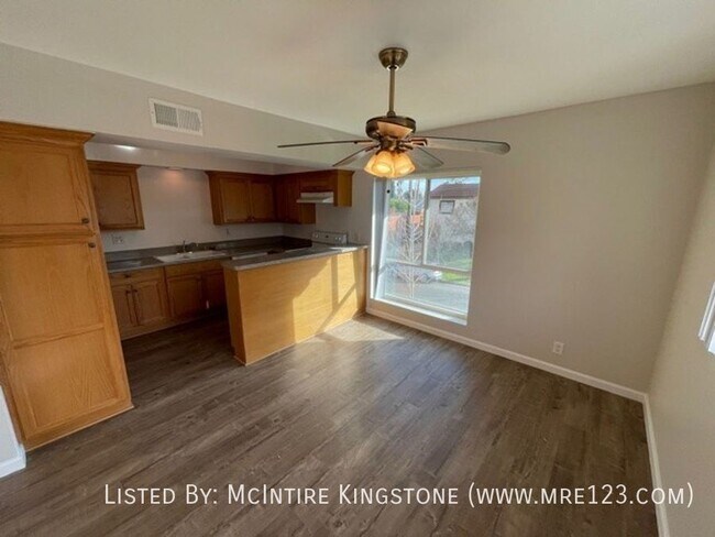 Foto del edificio - Remodeled Three Bedroom Two Bathroom in So...