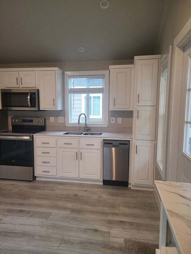 Building Photo - 55+ neighborhood. Light, bright, and move-in ready!