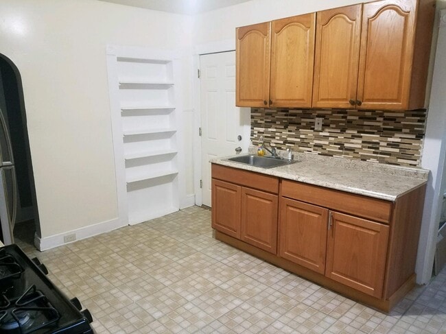 Building Photo - 451 Poplar St
