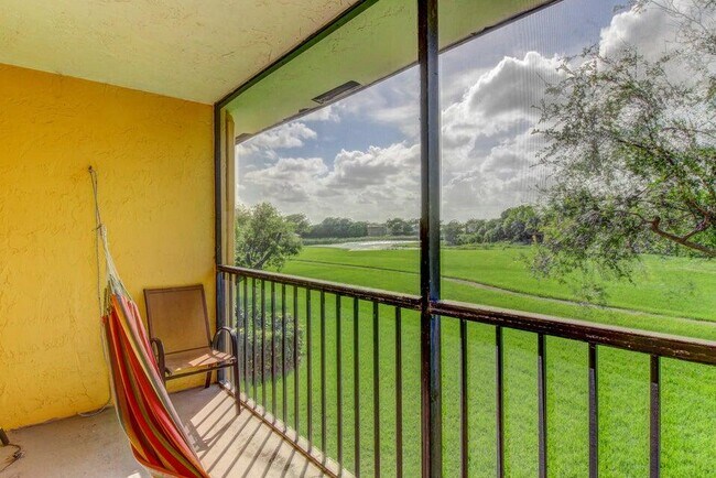 Foto del edificio - 1536 Meadows Cir W