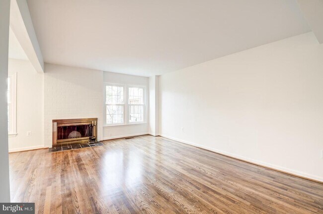 Building Photo - 1010 N Vail St