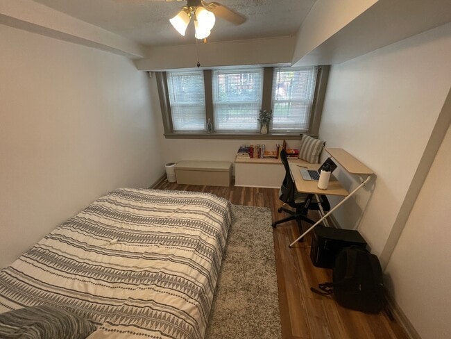 Bedroom - 832 N Mozart St
