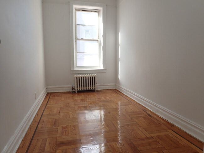 Building Photo - 663 E 94th St