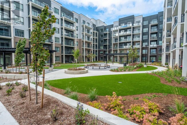 Photo du bâtiment - 5055-5055 Greenlane