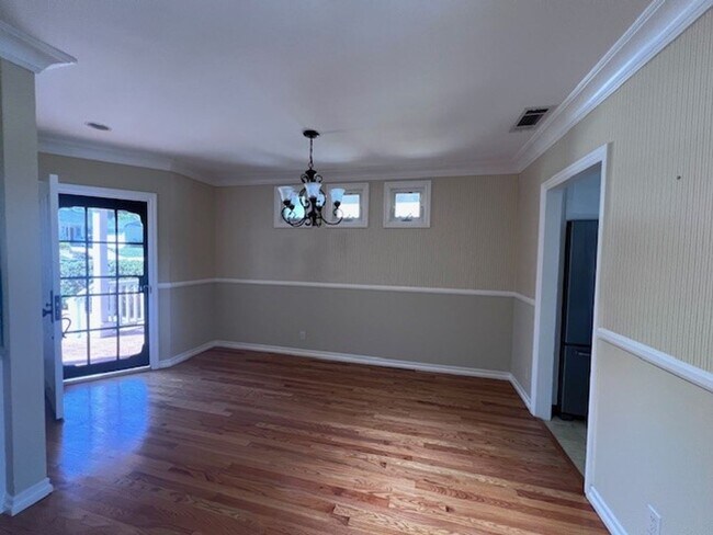Building Photo - Charming 3 bedroom/ 2 bath single-family home
