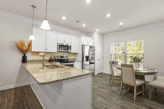 Building Photo - 2070 Ravencliff Dr