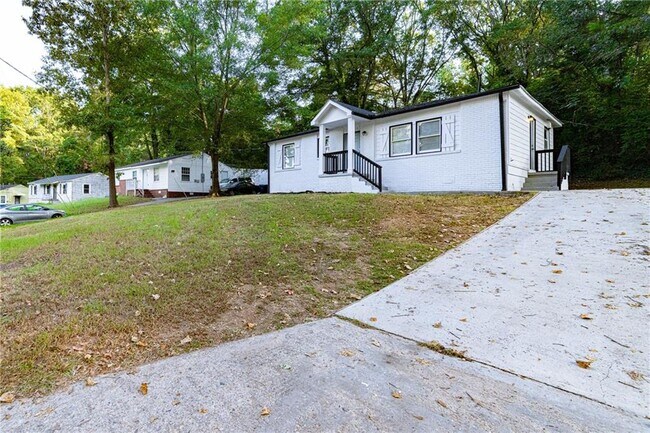 Building Photo - 1071 Rebel Forest Dr SE