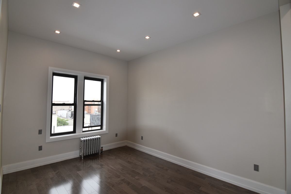 Foto principal - 320 Sterling St