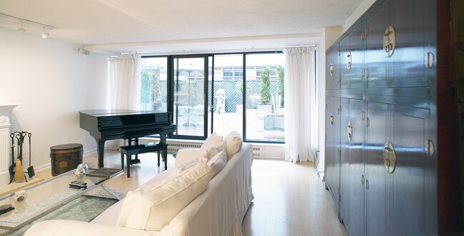 Building Photo - 70 Yorkville Av