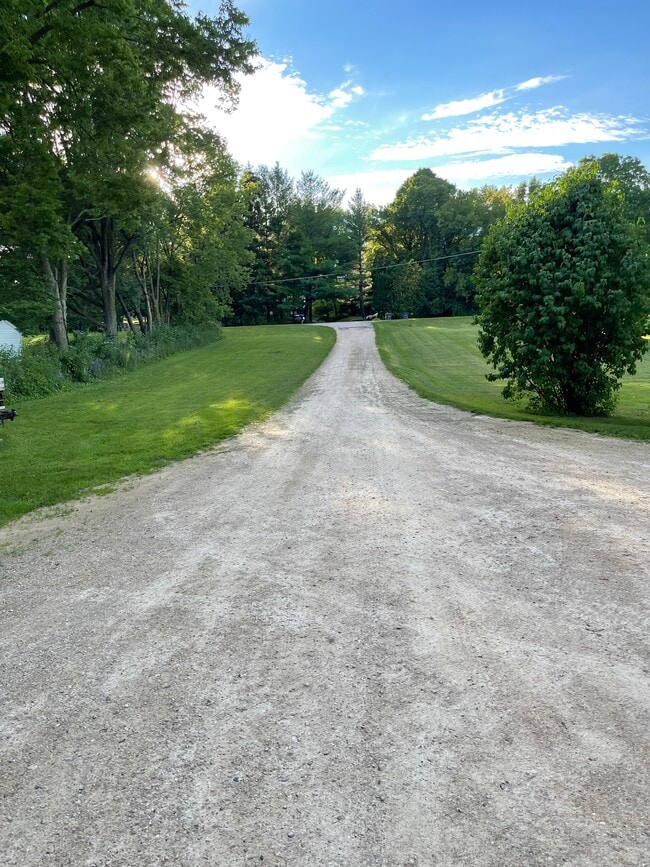 Building Photo - 5564 River Rd