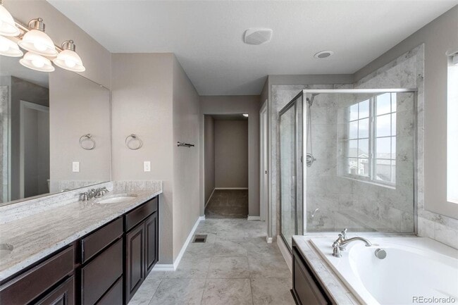 Building Photo - Beautiful 5 Bed 4 Bath Home Located in the...
