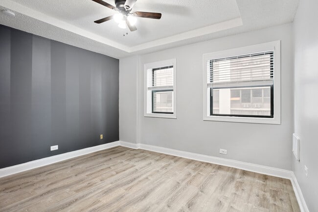 Building Photo - 4520 N Clarendon Ave