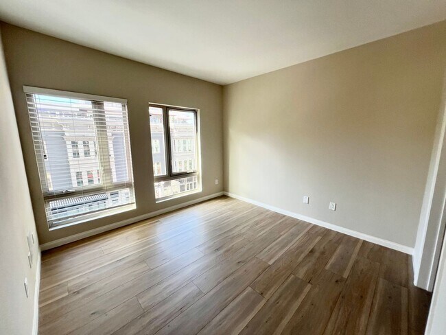 Building Photo - Luxury Gaslamp Condo with 2 Bed / 2 Bath + 2 Parking Spaces