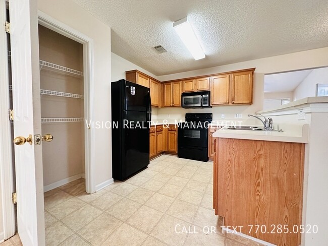 Building Photo - 2 Bed 2 Bath Townhome Available for immedi...