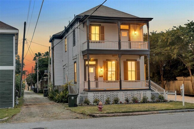 Building Photo - 614 11th St