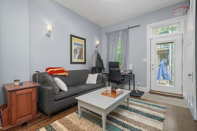 Foto del edificio - 1527 N Claremont Ave
