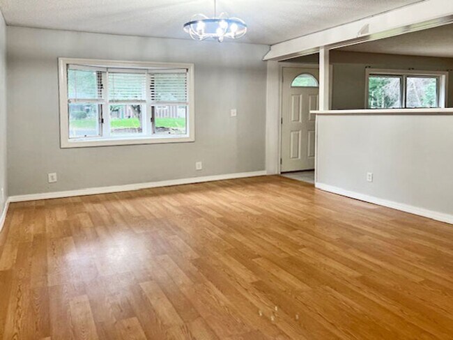 Foto del edificio - Updated Rambler in Perfect Coon Rapids Loc...