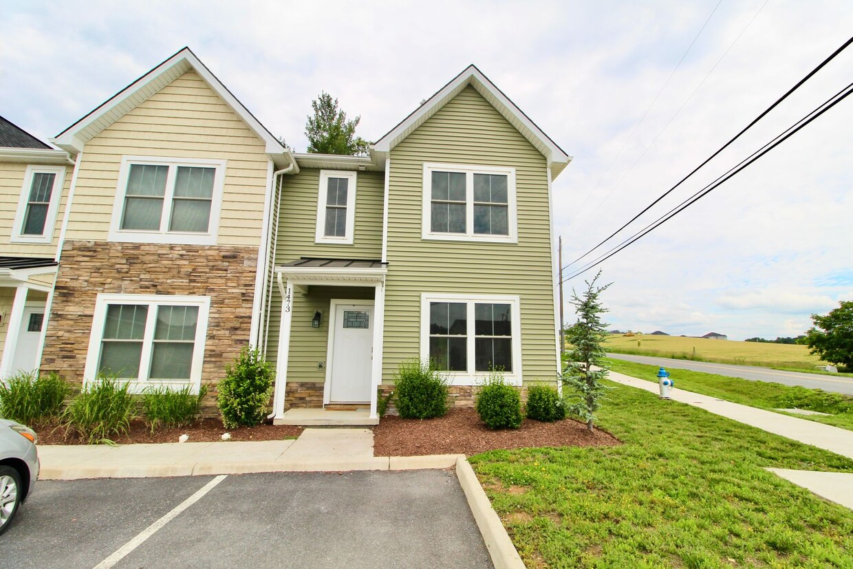 Foto principal - Spacious 3-Bed, 2.5-Bath Townhome Availabl...