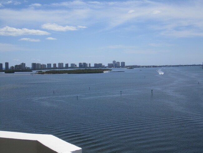 Foto del edificio - 115 Lakeshore Dr