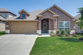 Building Photo - 1104 Royal Ln