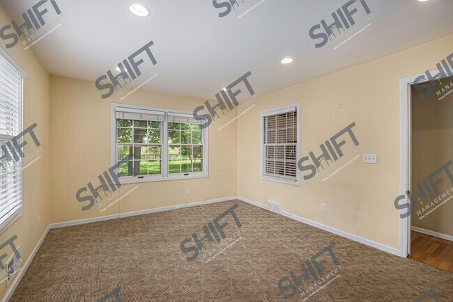 Building Photo - 1908 Woodward - Warm and inviting single f...