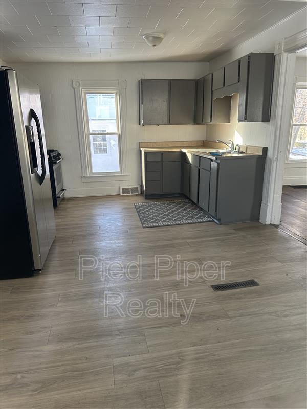 Foto del edificio - 425 W American St