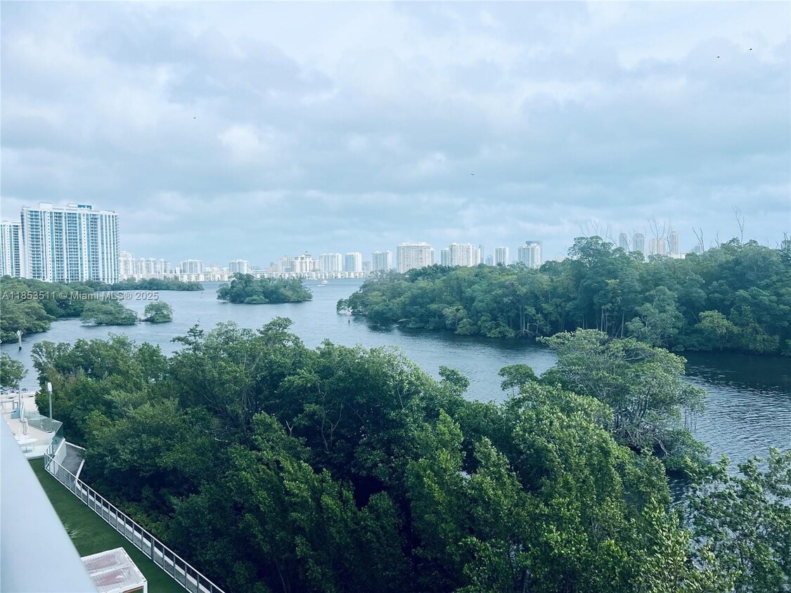 Foto principal - 16385 Biscayne Blvd
