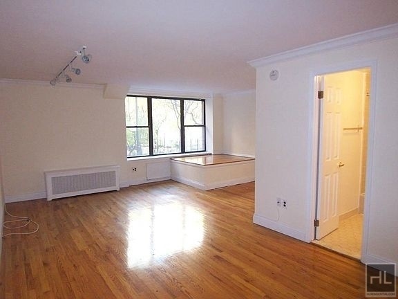 Building Photo - 240 East 90th street 1A