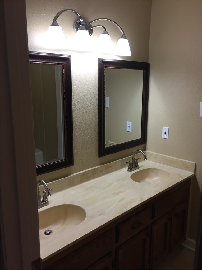 Building Photo - 8815 Pecan Tree Dr