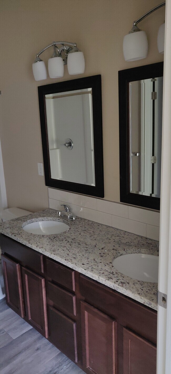 Baño principal - 2439 E Quivira St