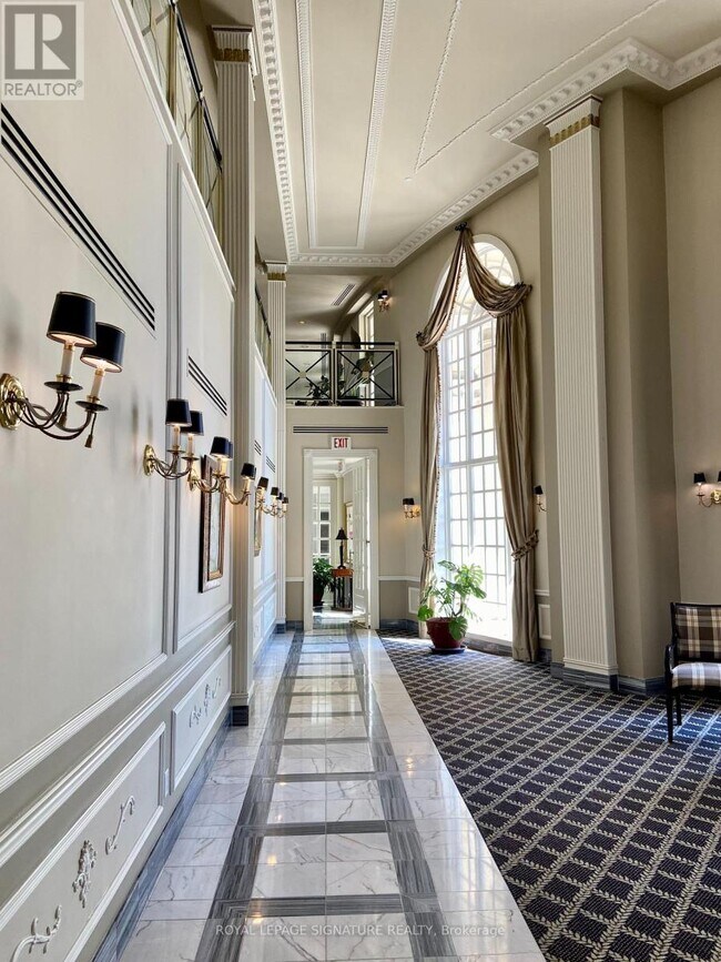 Photo du bâtiment - 2285 Lake Shore Blvd W