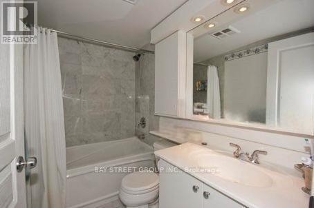 Photo du bâtiment - 801 Bay St.