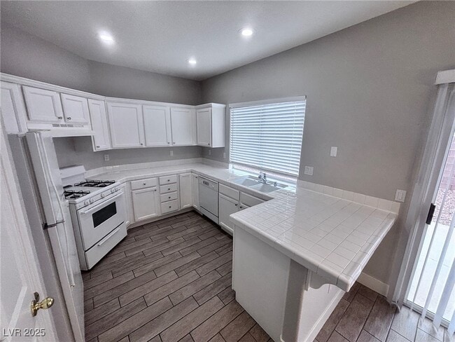 Foto del edificio - 7075 Russell Ranch Ave