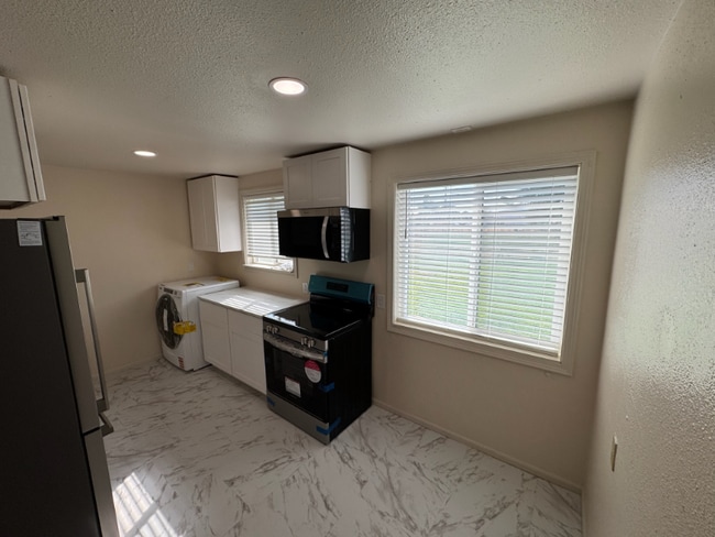Building Photo - 1110 S Alderwood Dr
