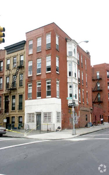 Primary Photo - 495 Putnam Ave