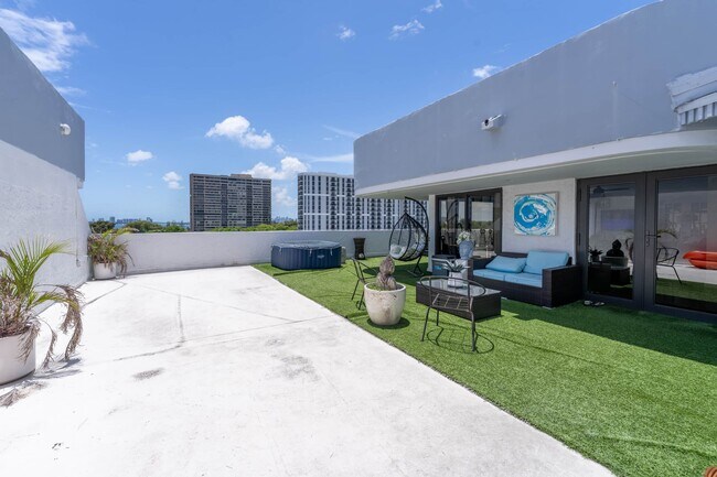 Foto del edificio - 1650 NE 115th St
