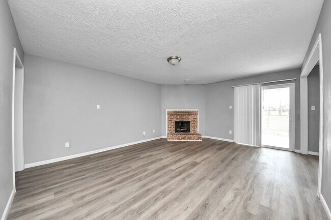Building Photo - No Carpet. Private Yard. Extra Storage. What More Could You Ask For?