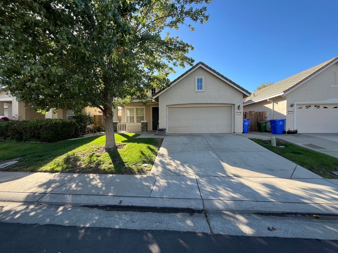 Foto principal - 4 Bed | 2 Bath | 1659SF | Tenant Pays $195...