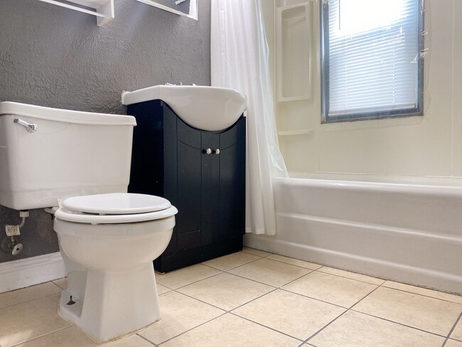 Building Photo - Large 2 bed 1 bath duplex with one car att...