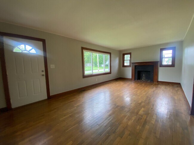 Building Photo - 3 Bedroom, 1 Bath Home Located in Baileyto...
