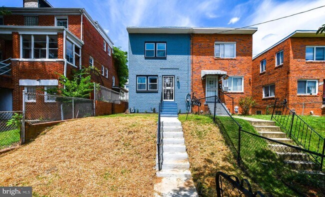 Building Photo - 204 53rd St NE