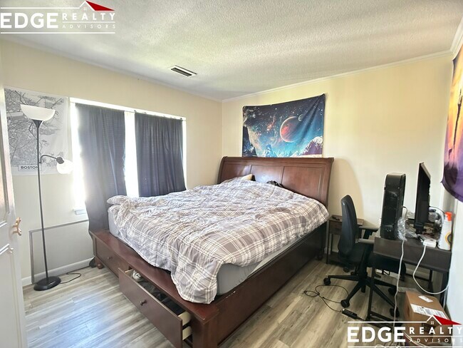 Foto del edificio - 166 Lake Shore Rd