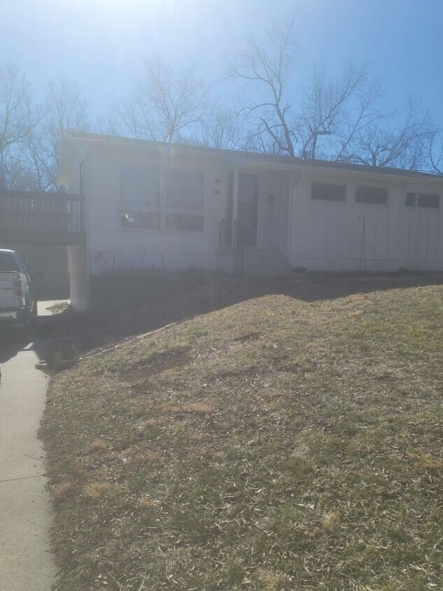 Foto principal - NO SECURITY DEPOSIT for August Move-In! Be...