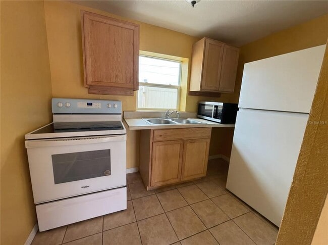 Building Photo - 1205 Ave I